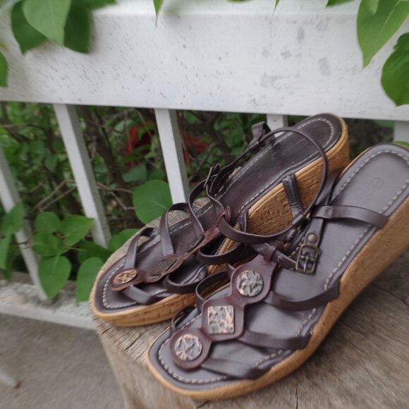 Cute Sandals By Gossip Leatgher With Copper & Metal Buttons - Picture 2 of 7
